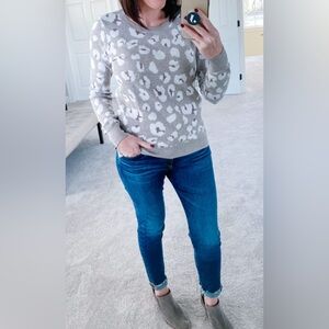 Loft Outlet Womens Sweater Sz Medium Beige/White Leopard Long Sleeve